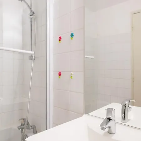 Les Glycines Apartment *